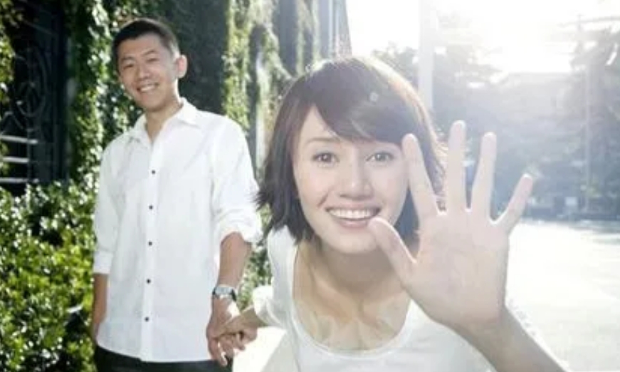 2007年，卓伟拍到夏雨与高圆圆的恋情。夏雨苦苦哀求卓伟：“你能不能不要曝出去，