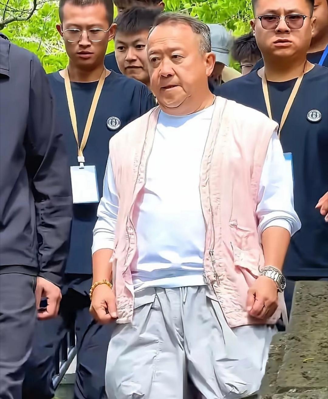 73岁曾志伟内地游玩，阔腿裤裤兜鼓鼓囊囊，穿搭接地气，像普通大爷出门闲逛。​