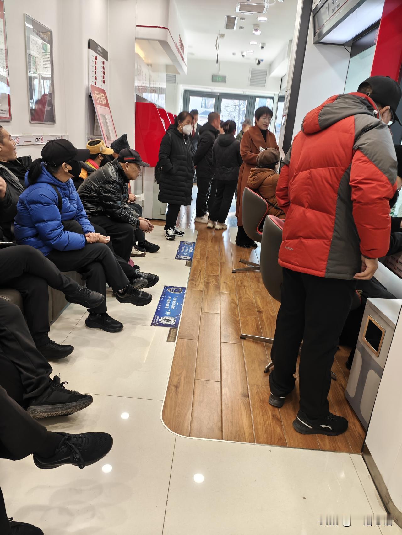 大家发现没？坐高铁的，大多是50岁以下的年轻人。上银行存钱的，大多是50岁以