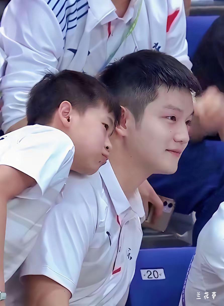 两个冠军的小模样，可爱极了。那个时候的婵宝还是那么小小只。全红婵，樊振东。