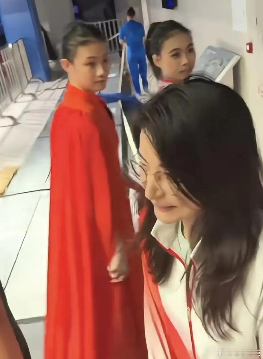 郭晶晶前天参加了广州的全运会开幕式。入场时她戴了副黑框眼镜，看起来像近视的样子。