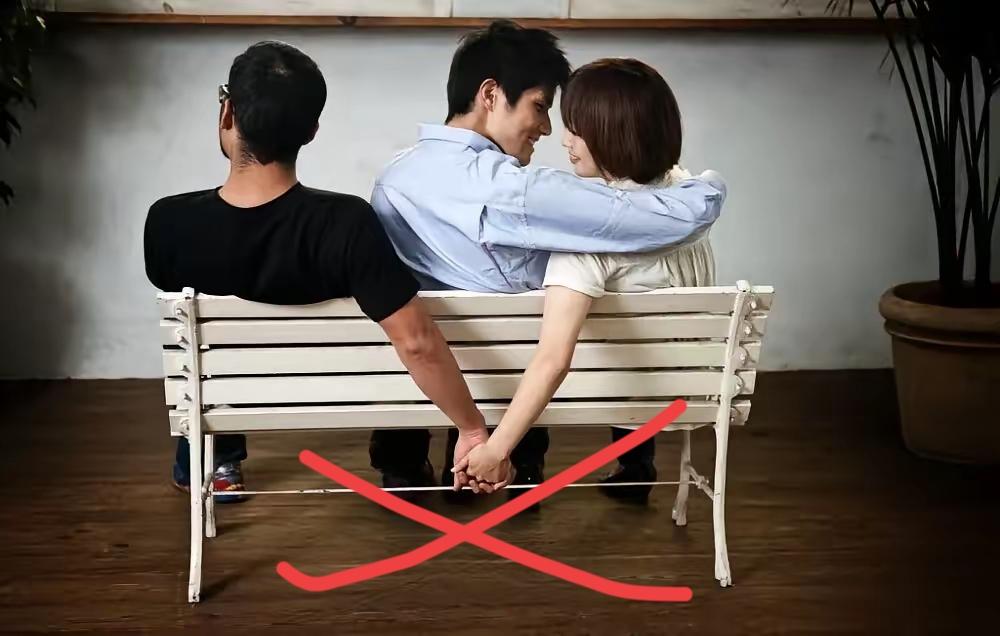 网友哭诉15年婚姻喂了狗？丈夫出轨，婆家却让我“忍忍就好”我攥着丈夫和那