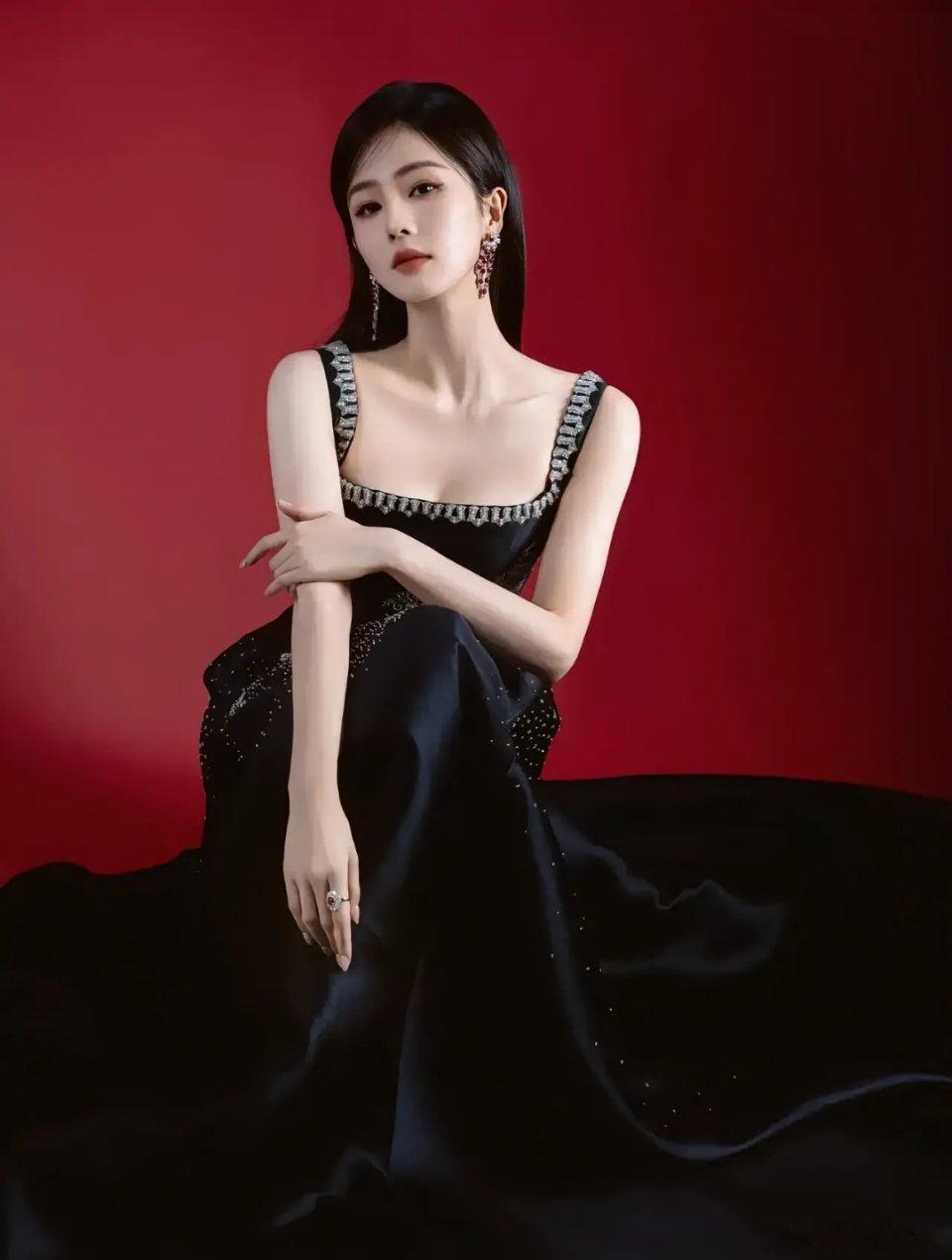 白鹿这身刺绣礼服太美了，灯光下像撒了银河在她裙摆上～​​​