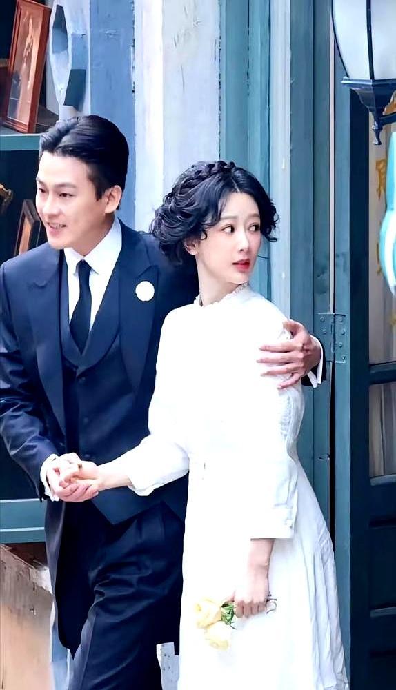 全网嘲笑34岁杨紫硬演14岁少女，却忘了1914年根本没有“少女感”。路透