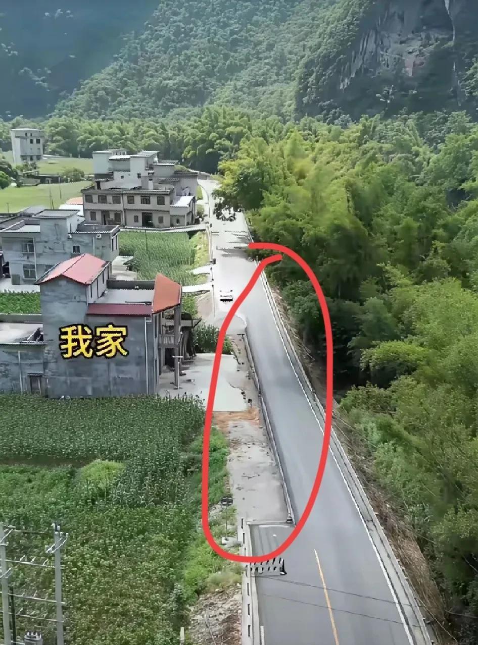 农村修路也有钉子户，这条路看起来应该不是公路，只是自己村里面的人用的，但也因为有