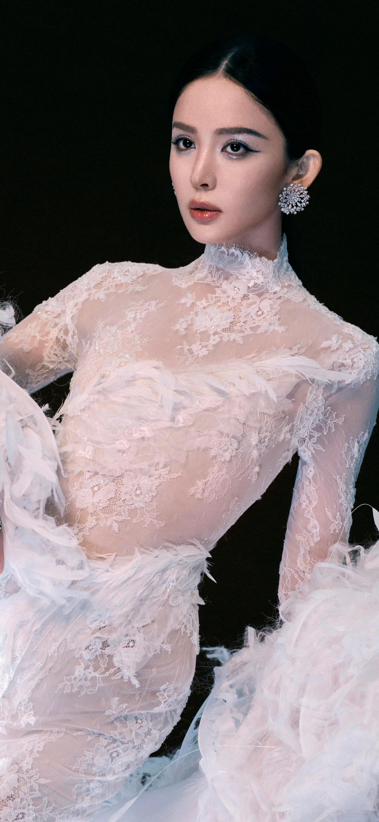 娜扎绝对算的上神颜了，她的五官精致立体，犹如精雕细琢的艺术品。深邃的眼眸仿佛藏着