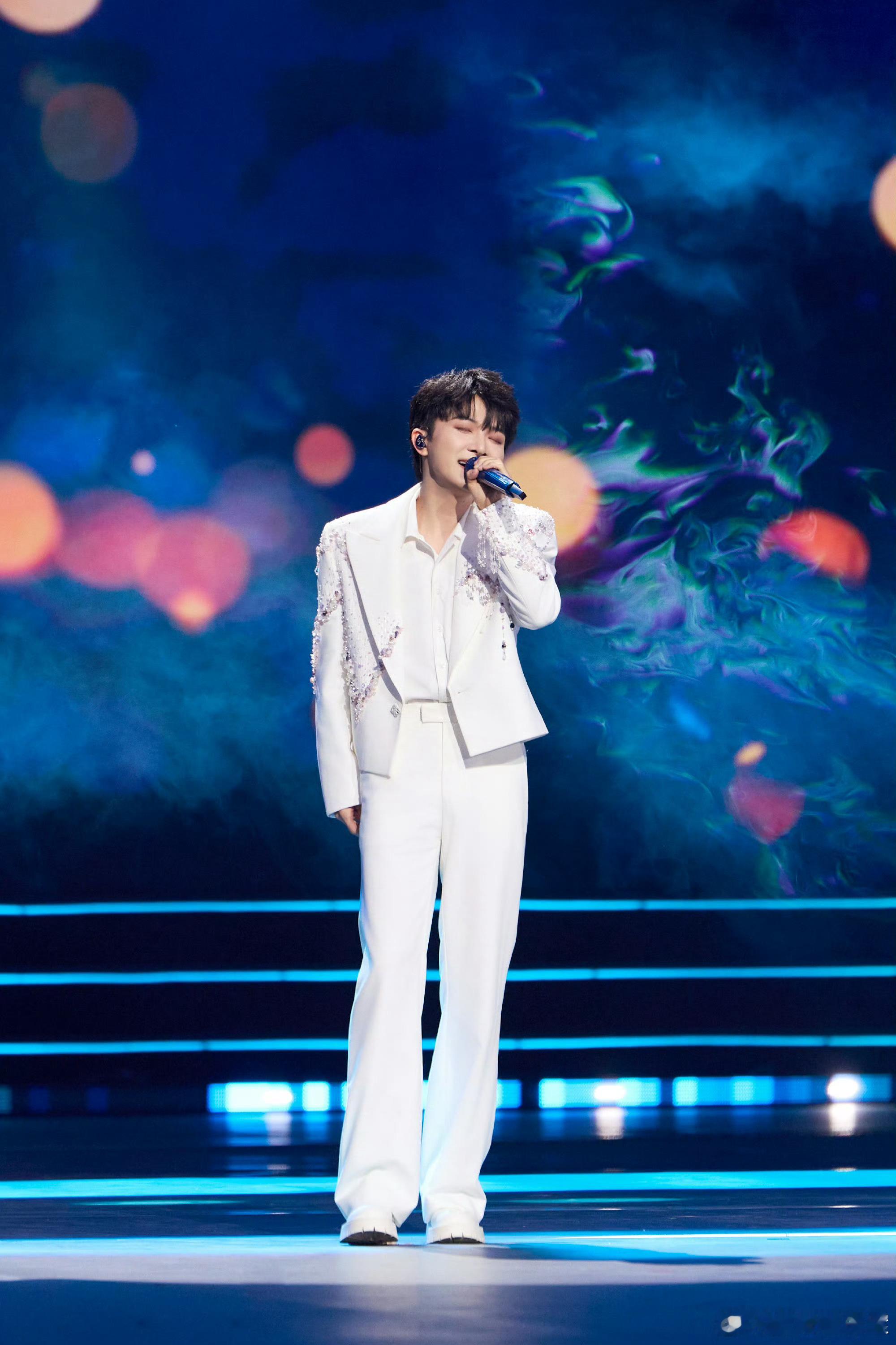 周深在我脑海里盖超市难怪歌名叫这个，听完之后我脑海里真的出现了一个超市，周深站