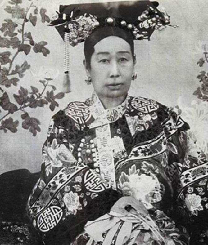 1889年，54岁的慈禧夜不能寐，她爱上了比她小20岁的侍卫那尔苏，虽然两人经常