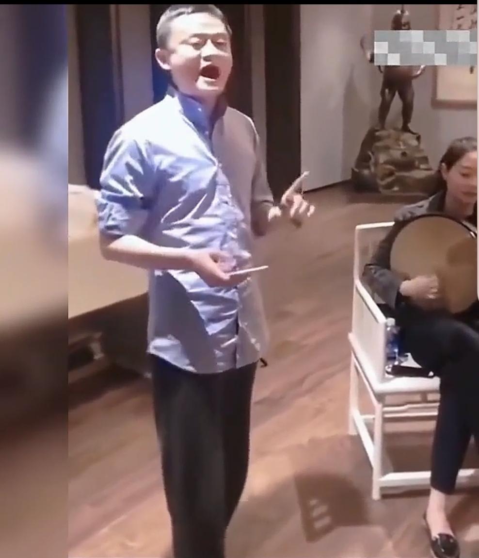 马云不仅有经济头脑，还多才多艺！他的京剧也唱的不错，真是难得的人才！