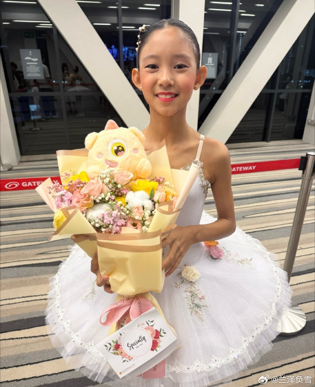 立威廉去看女儿芭蕾舞演出，Harper越来越漂亮了，除了皮肤黑点，以后一定是气质