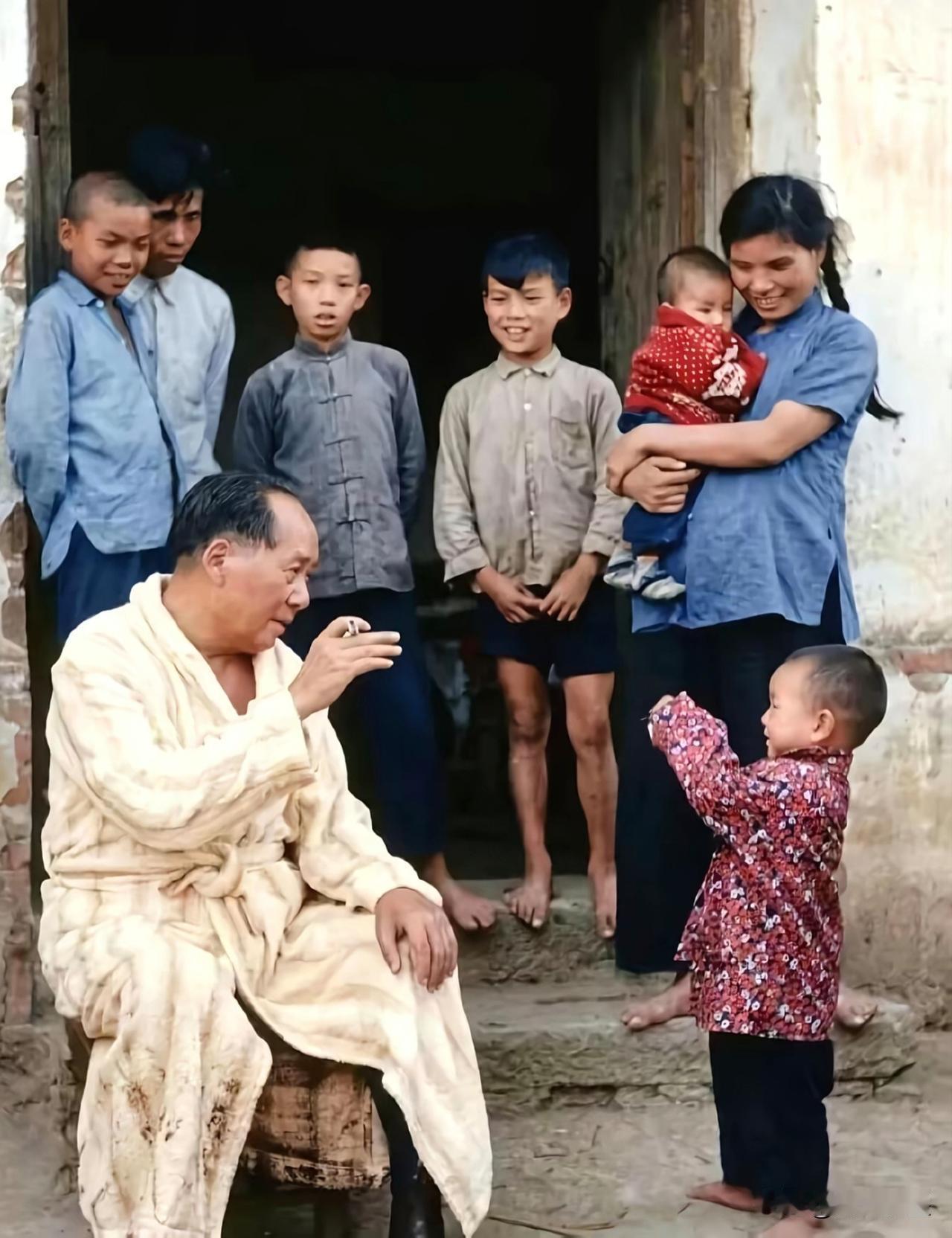 温馨瞬间好有爱：共情人民，心系苍生毛主席从小就亲身体会过农家的辛劳，看见过底层