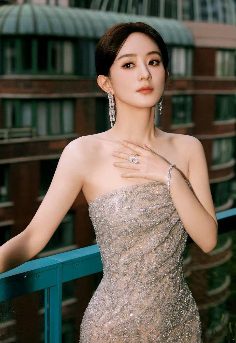 赵丽颖染回黑发了6月7日，有网友晒出偶遇赵丽颖现身纽约电影节的照片。她将此前的粉