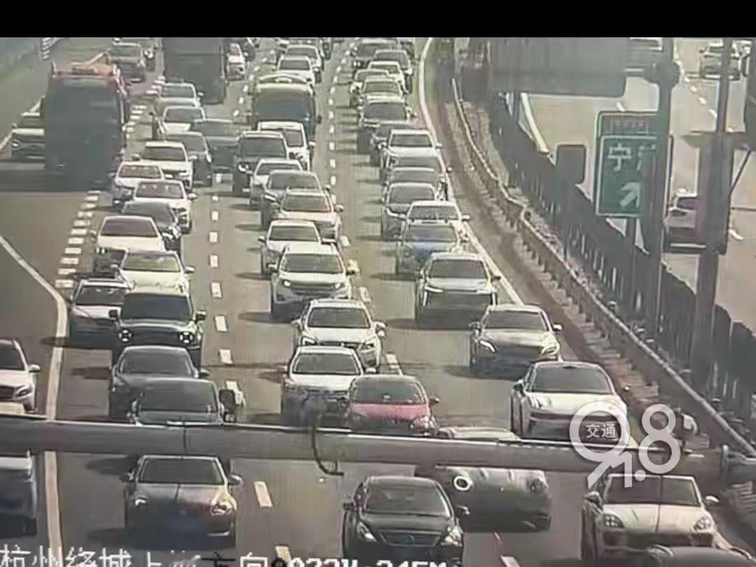 正月初六，杭州高速迎来年后返程高峰啦！不少车主苦不堪言，有返杭男子无奈吐槽“开了