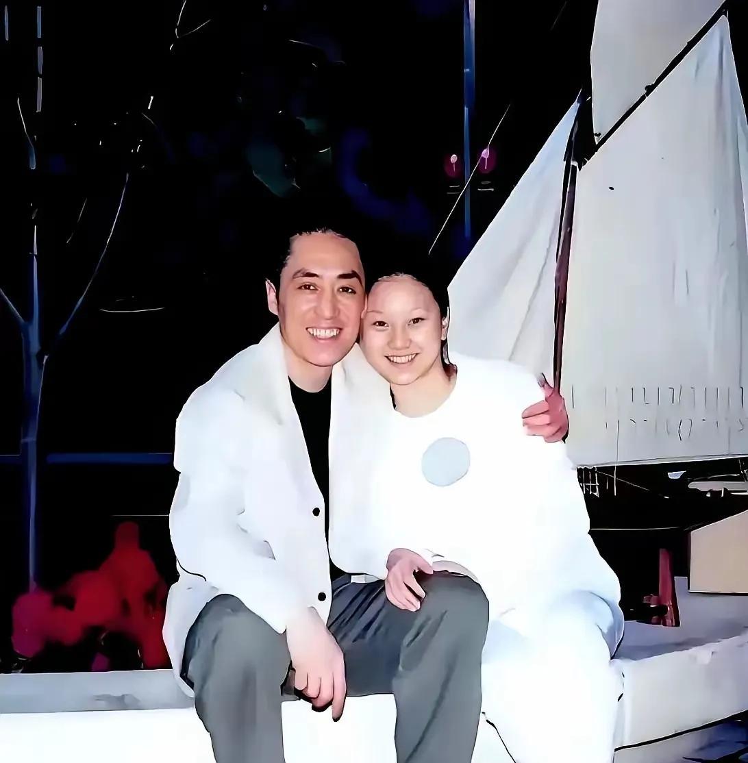 这是张艺谋和陈婷刚恋爱时拍的照片，那时候张艺谋49岁，陈婷才刚满18岁，还在北京