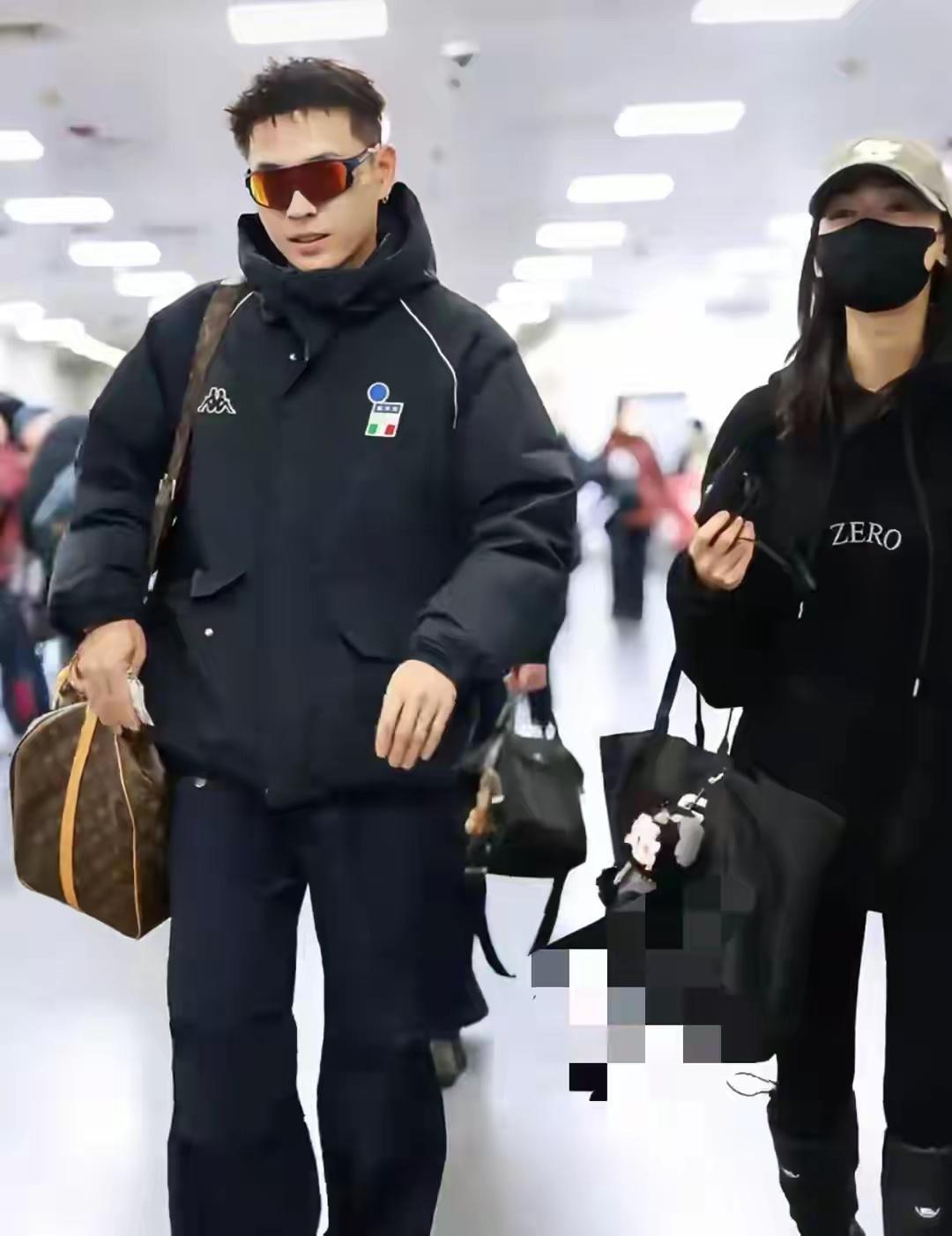 吴谨言洪尧海南度假被遇，两人坐路边享受美食，老夫老妻的既视感