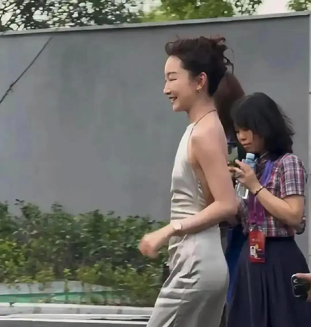 3分钟误机险！亮片裙触发警报那天周冬雨刚过闸机，机器滴滴响个不停。安检员指