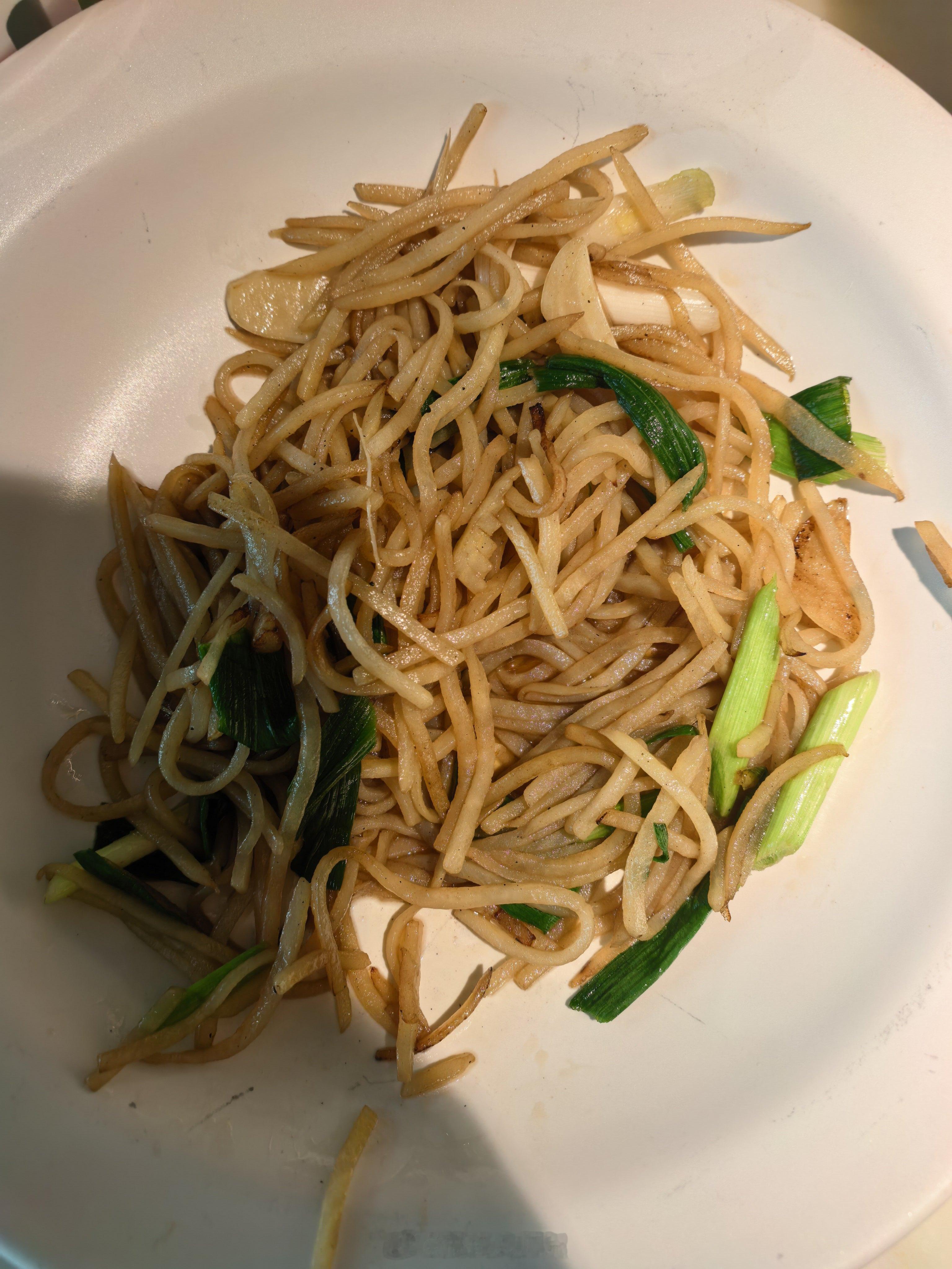 绿茶餐厅现在这菜是越来越敷衍了，你们能看出这是土豆丝吗？？他家是不是搞诈骗的，