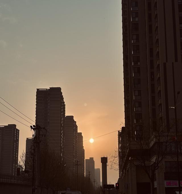 纠正个冷知识，当年国安罢赛是在沈阳踢金德，不是辽宁队。2004年那场球，裁判周伟