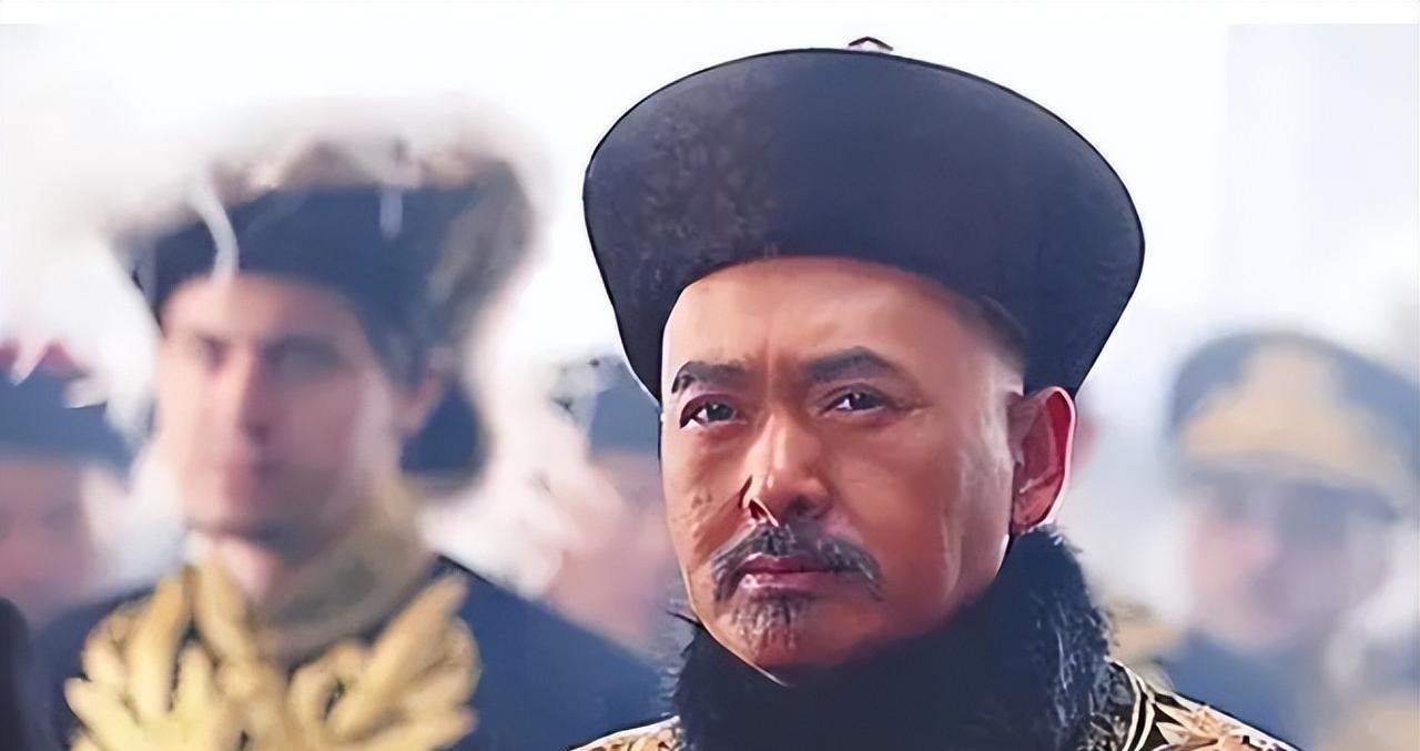 明朝万历年间，辽东都督李成梁晚饭后准备洗脚上床休息，服侍他的小妾发现他脚下有三颗