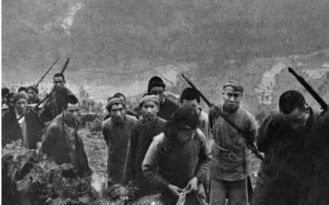 1938年，一个地主胆大包天，当众铡了一位八路军司令震慑百姓。萧华得知消息后勃
