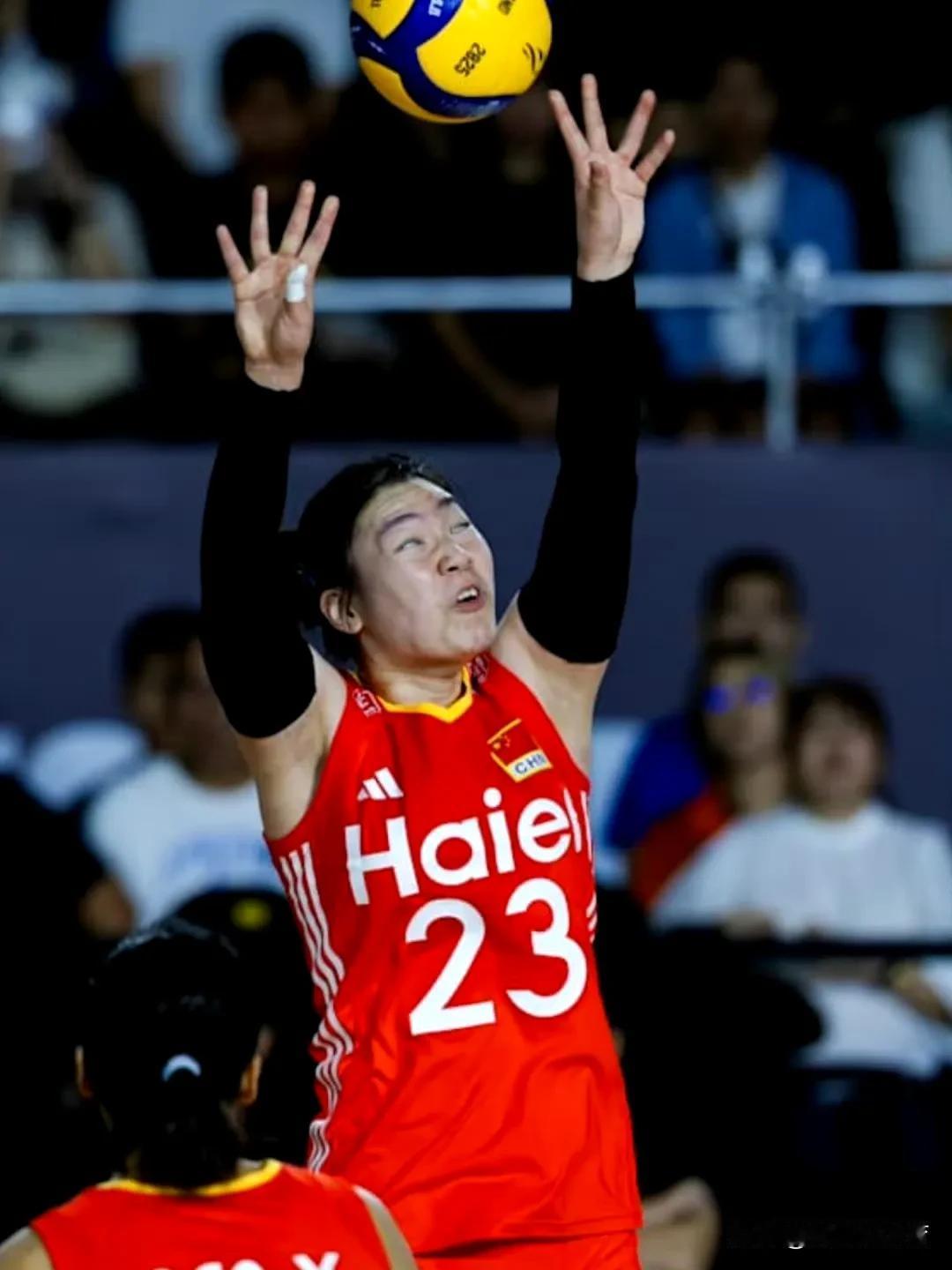 中国女排二传张籽萱12次防守12次成功，成功率100%。而替补出战的副攻陈厚羽7
