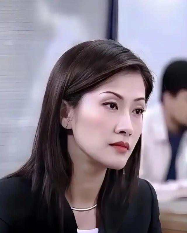 2001年，陈慧珊为了抱紧梁锦松的大腿，主动抛弃了自己的丈夫，不曾想，梁锦松却