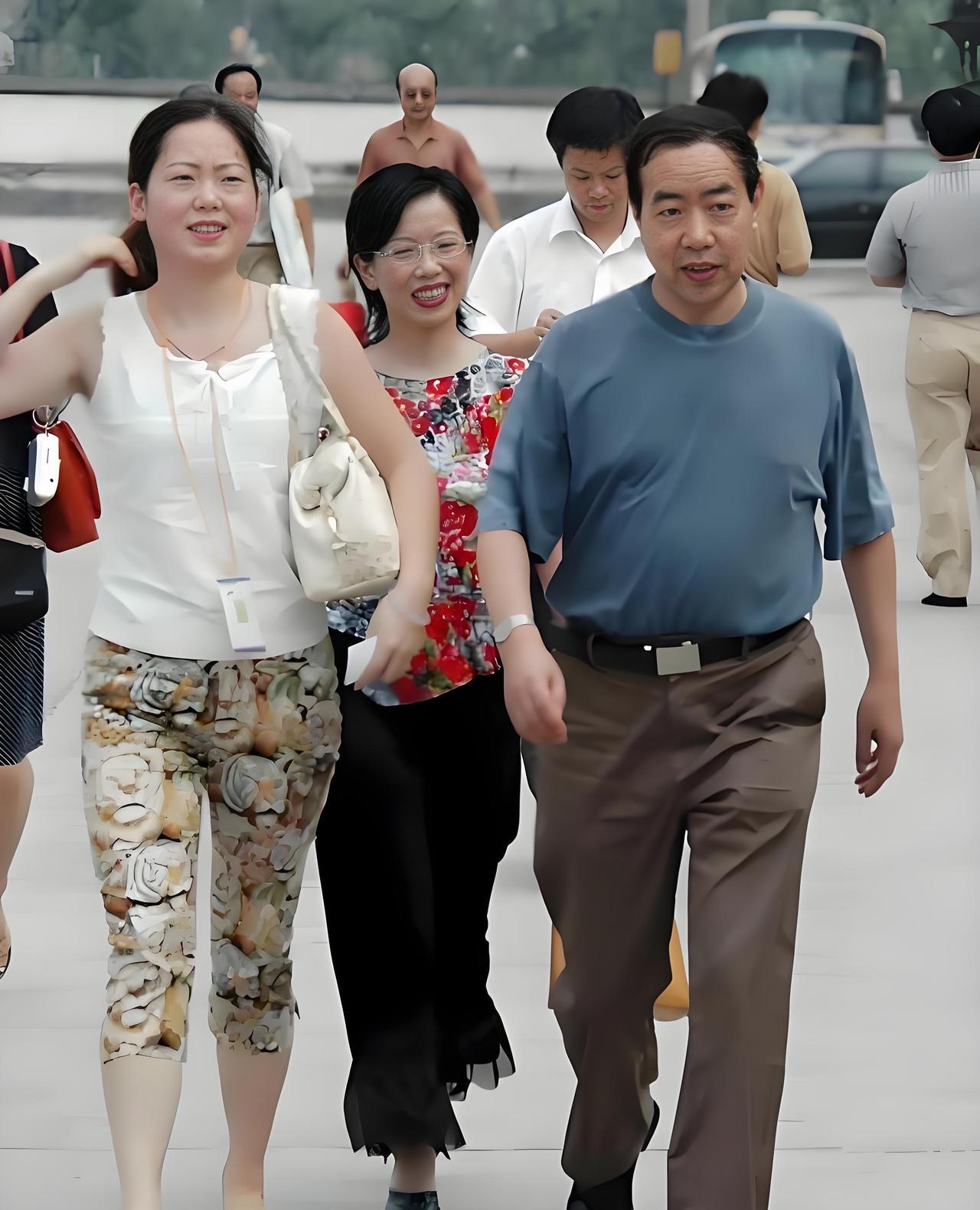 #我的宝藏兴趣#哎呦，我的天啊，老了，真是老了，右边儒雅气质的男士，有熟悉的吗