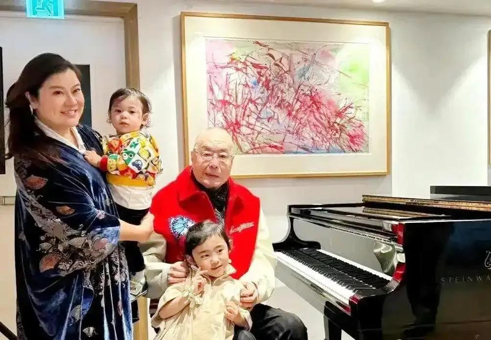 一起来欣赏一下钢琴大师的全家福吧：86岁的刘诗昆精神矍铄，气色盈和；小37岁的三