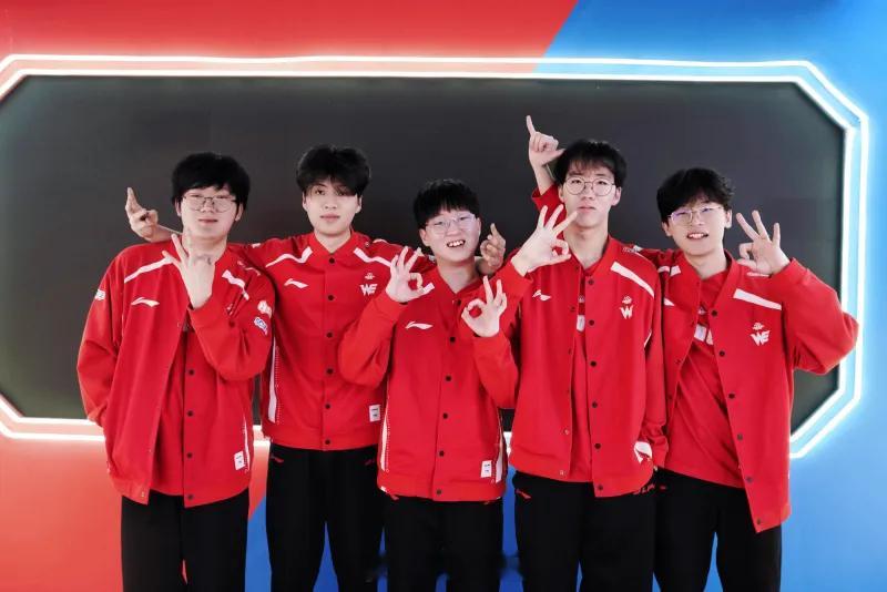 进入登峰组以后WE线上遭遇了一波六连败，但是WE突然觉醒，一波五连胜气势如虹。从