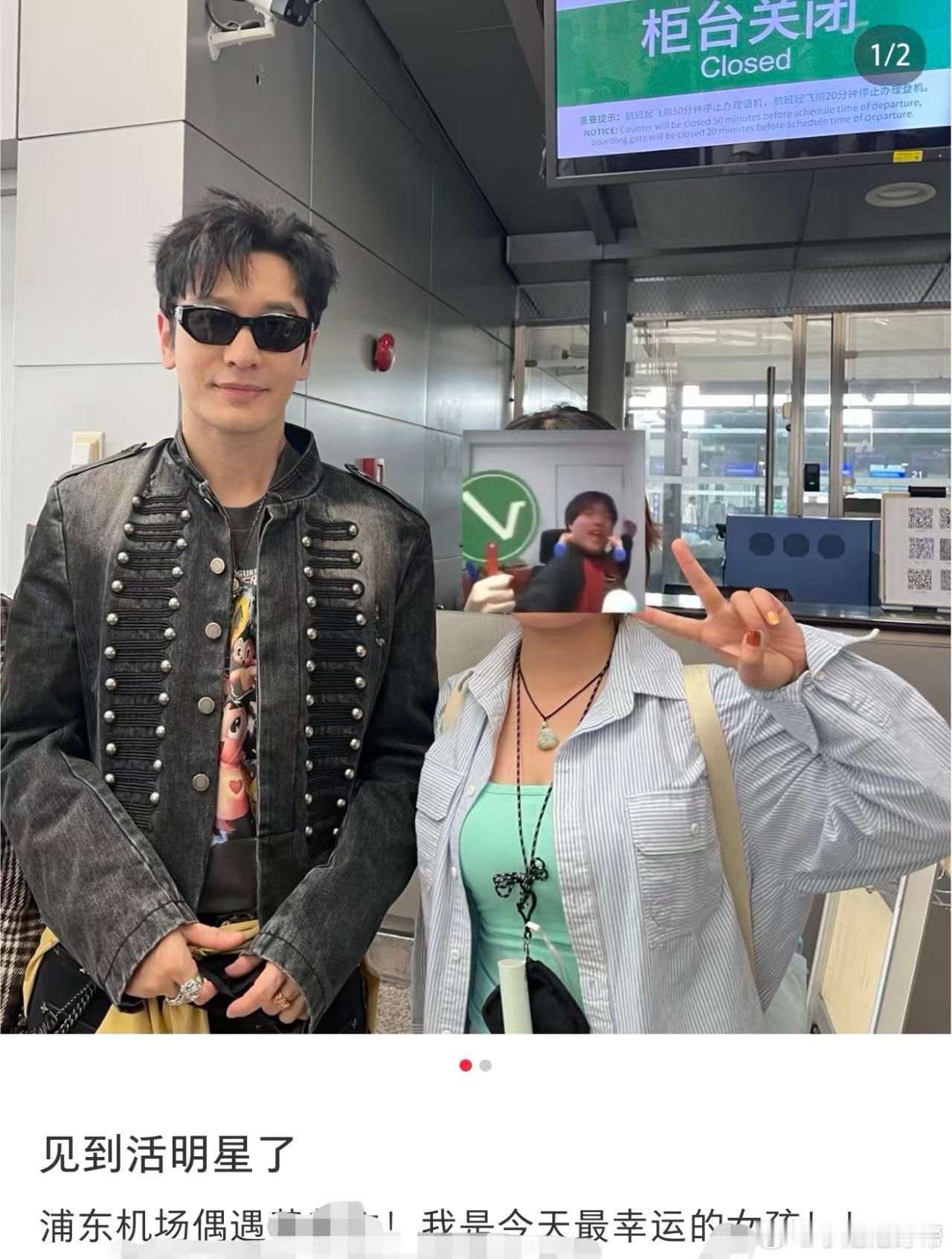 黄晓明拖着黄晓明走上海机场偶遇黄晓明谁懂啊！黄晓明机场出行自带大头照行李箱，奇