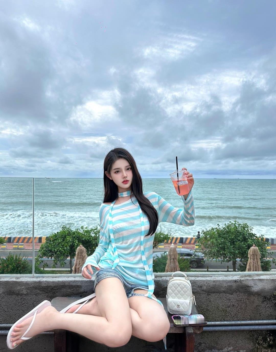 蓝色条纹衫搭配一条牛仔短裤，脚踩一双休闲人字拖，来到海边，这就是我向往的度假生活