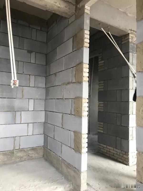 工地墙体刚砌一半，就被监理叫停要求拆除重做，很多人都搞混：加气块底部到底要不要砌