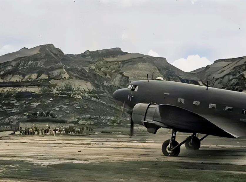 1945年，延安的美军观察组，注意到机场上一直停着一架飞机，便问八路军：“这飞机