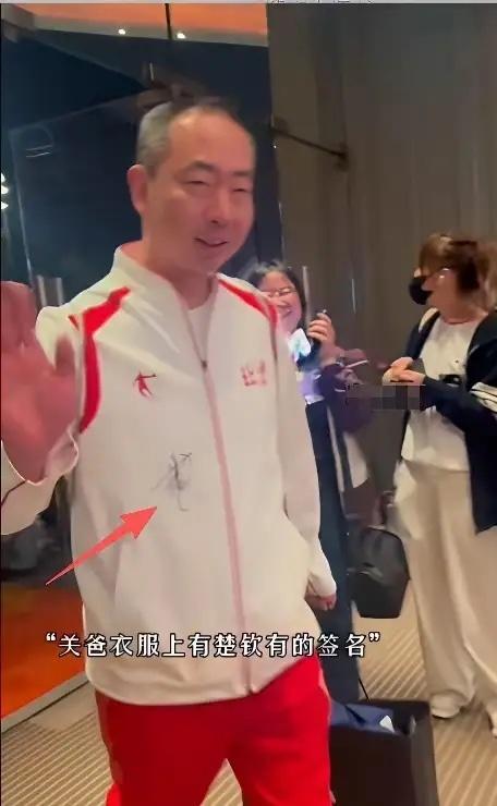 “关爸这显摆都快溢出屏幕啦！”关爸笑着回应：“32年才等来的男团冠军，我骄傲，当