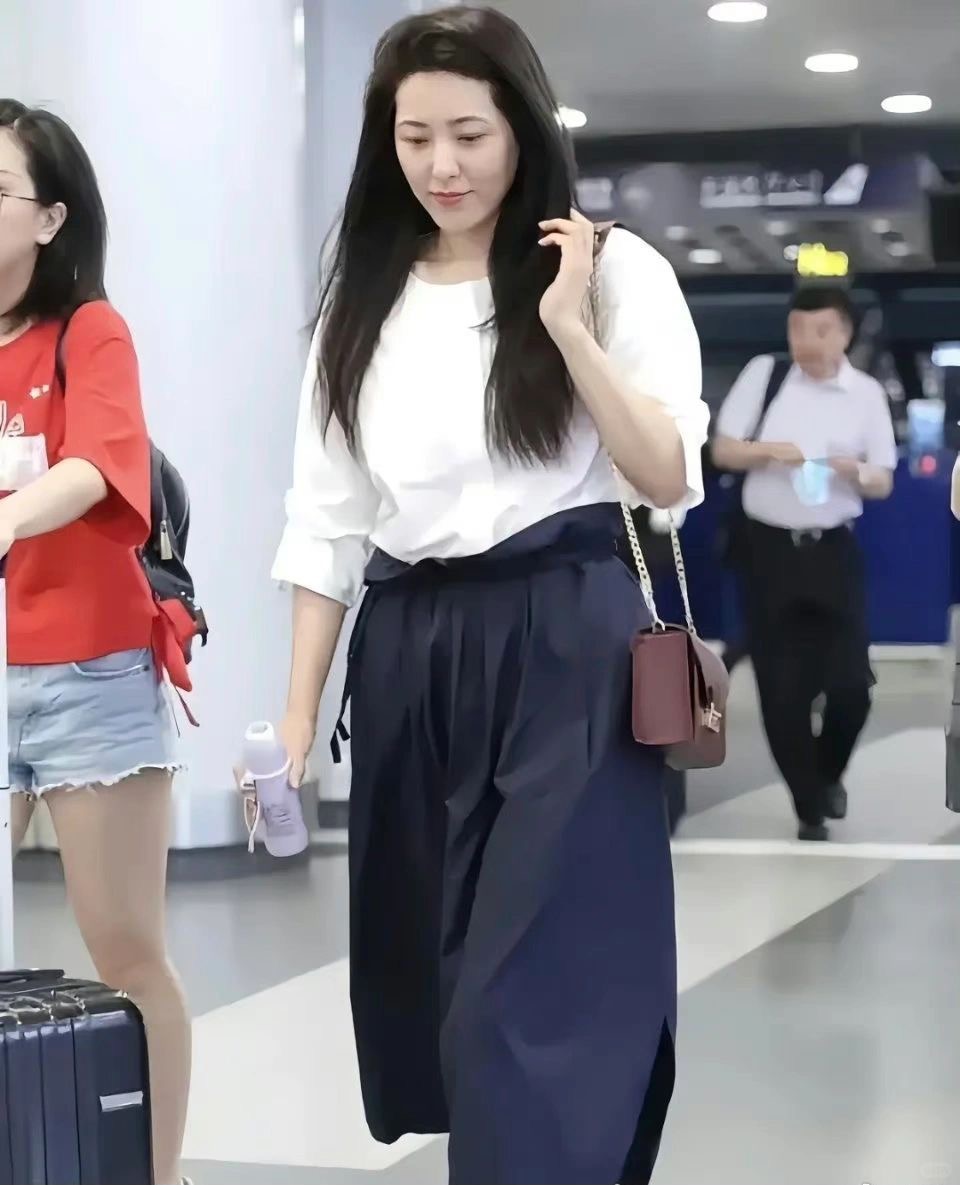 我简直不敢相信自己的眼睛！曾经的中戏第一美女，如今怎么变成了这样？游泳圈明显，脸