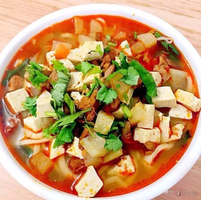 八十多岁的老爸爱吃面条。周天，老爸老妈说天气好晴好，想到我家里转转。我问他们