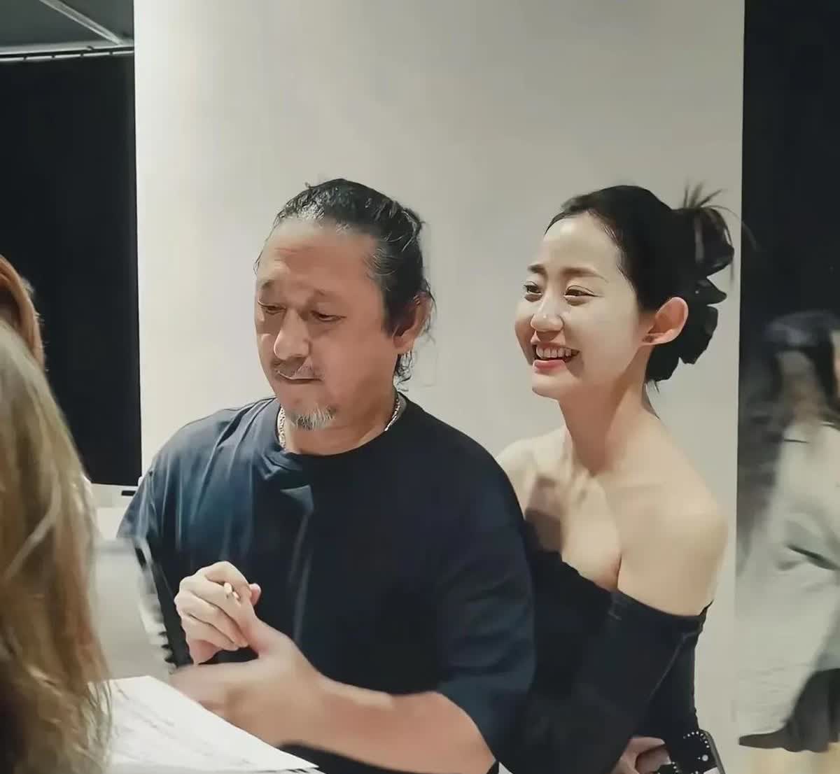 看完《姐姐当家》最新一期，万千惠给三宝整理衣领那个镜头，我后背突然发凉——她眼神