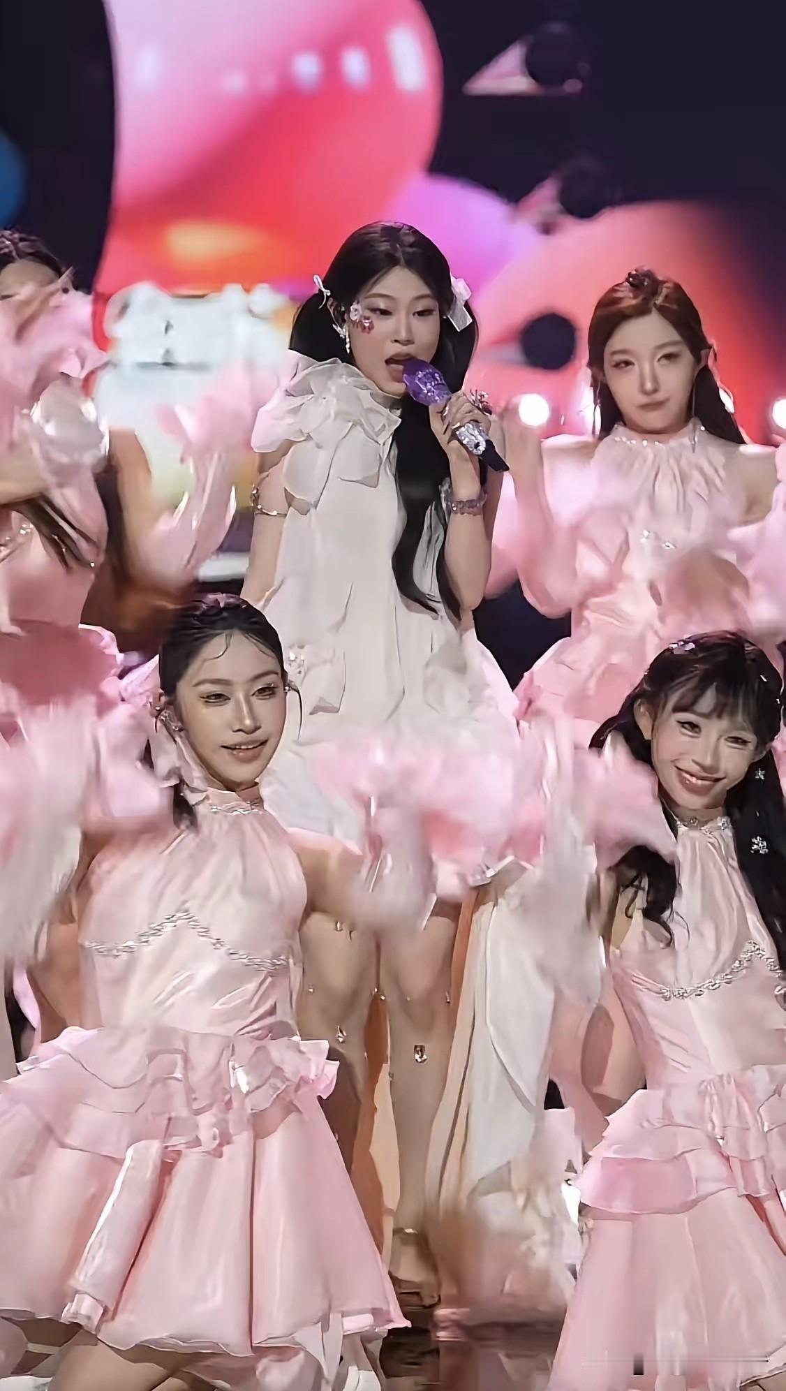 小沈阳两口子真是体会到了大明星的好处，极力助推女儿成为大明星，如今看来有点操之过