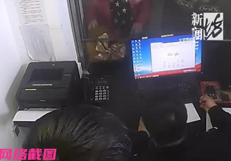 上海有夫妻在除夕夜领着孩子，来老人家这里吃年夜饭过年。在吃饭途中，家里的长辈