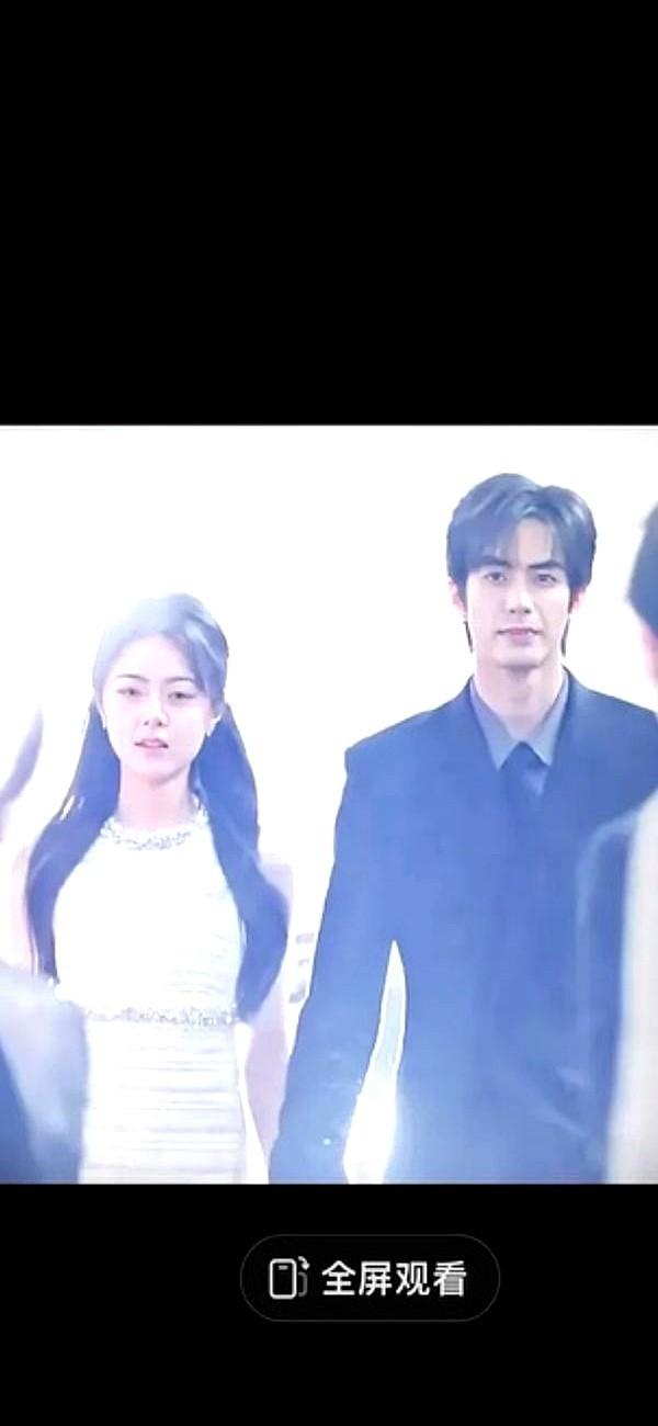 每次看赵今麦和别人同框，我都忍不住在想，后期是不是忘了给她关大头特效。真的，不