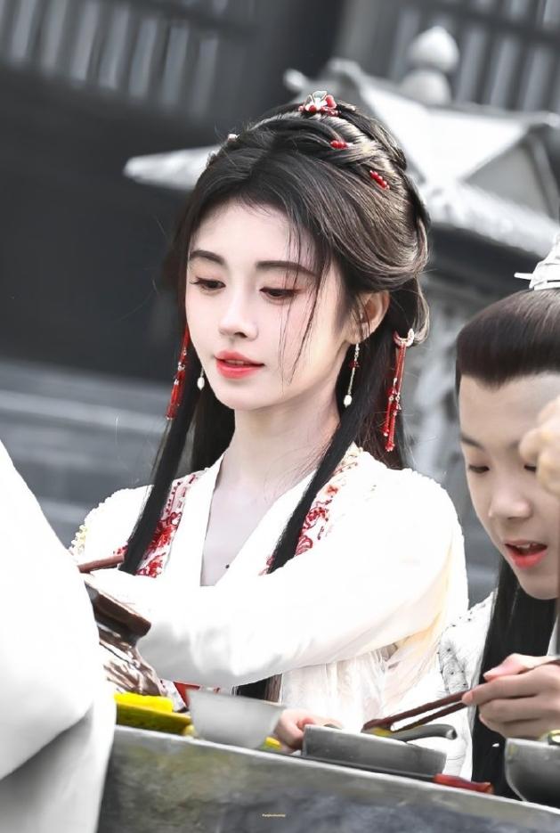 鞠婧祎《月鳞绮纪》撤档！鞠婧祎这部剧官方并未官宣定档，原计划27日定档，4月1