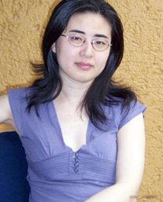 1999年，28岁北大才女田晓菲嫁给自己的美国导师，父母气的咬牙切齿，但田晓菲却