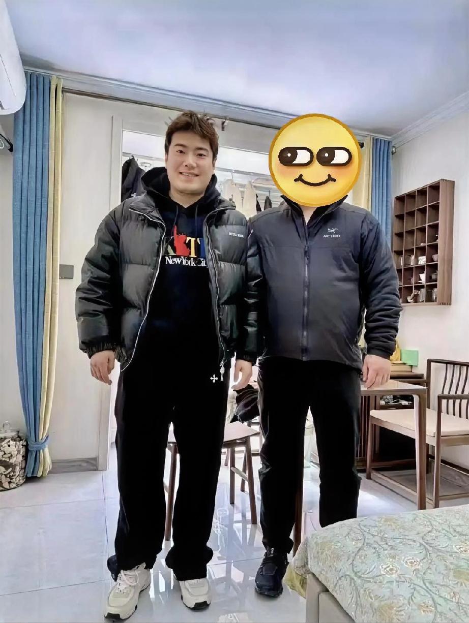 全新肥胖墩组合楚钦：胖子，你这阵养的不错啊，这肚子怎么也得四个月了吧？甜甜：