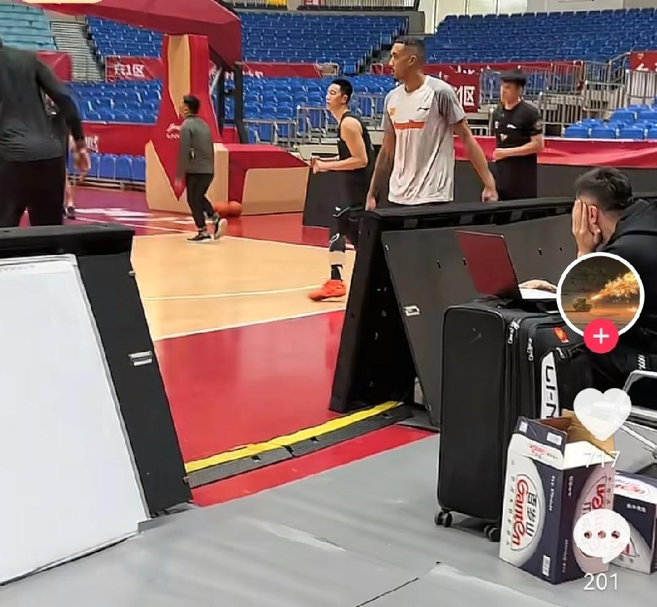 拉多维奇带队踩场，杜锋确实喜欢王洪泽，年轻球员被锻炼压力更大麦考尔的走路好了