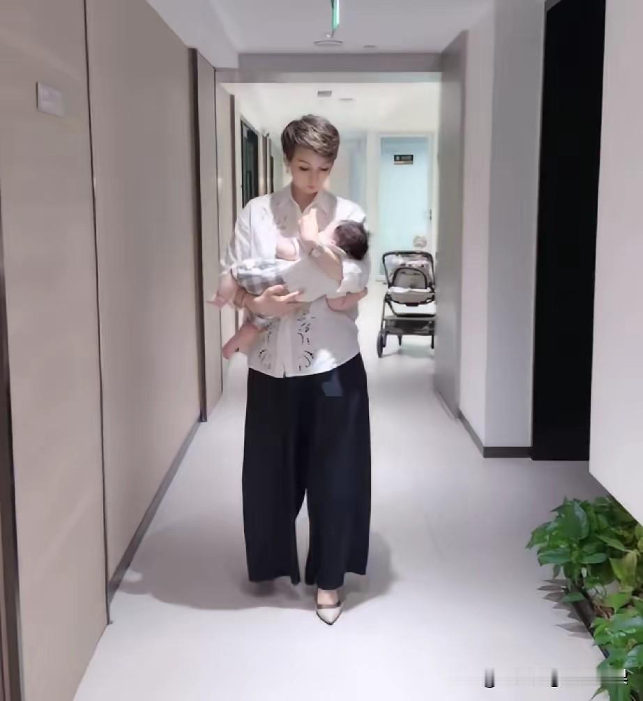 咱汪宝儿直接变身办公室头号小活宝，谁能想到洋总妥妥宠娃狂魔上线啦😂筱梅带