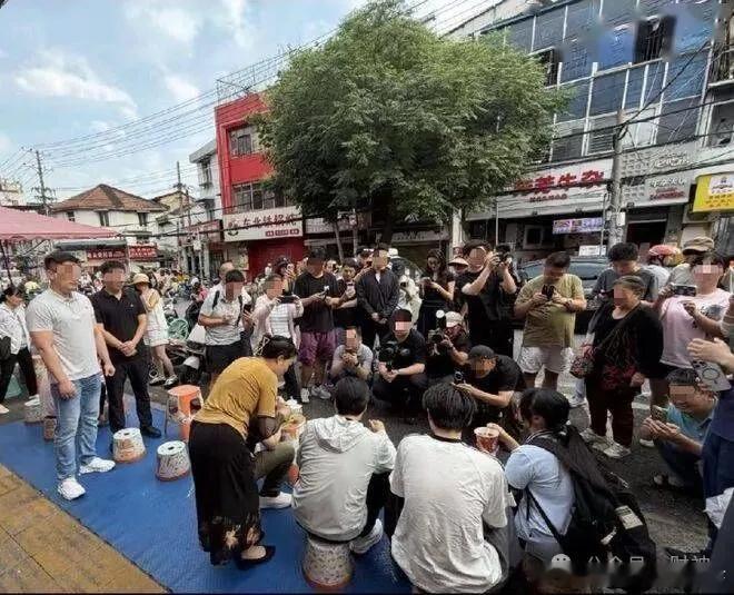 雷军吃热干面被指模仿黄仁勋雷军过早为什么糊了？因为他掉进了"表演真诚"的死循环。