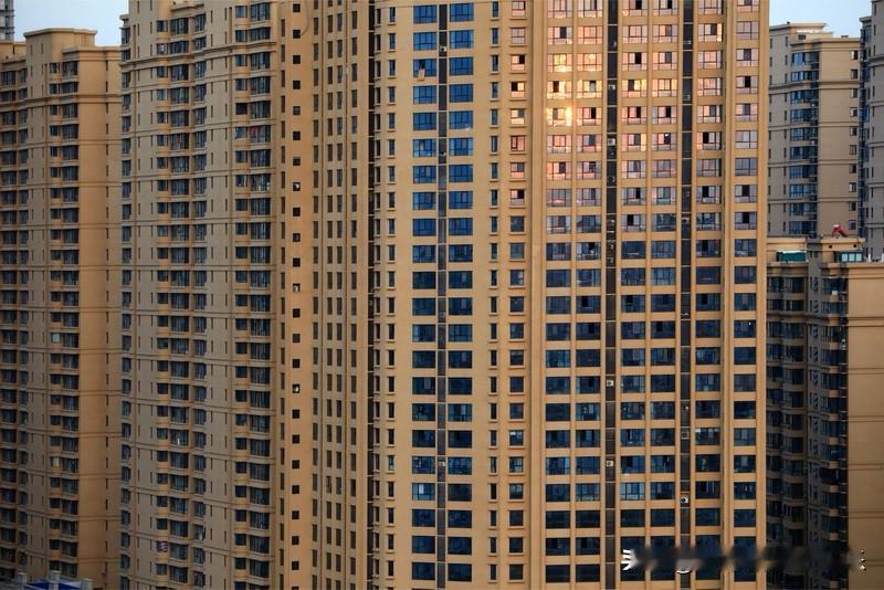 新房是亲儿子，二手房是后娘养的。各地在救新房的时候，不管二手房死活，后果就是二