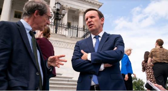 美国官场又闹笑话了，有个参议员在全国直播的节目里，直接把财长怼得说不出话，张口就