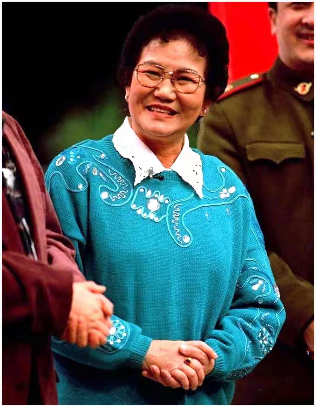 1964年，赵丽蓉的丈夫盛强去世，赵丽蓉才36岁，大姑姐撮合赵丽蓉嫁给小叔子盛弘