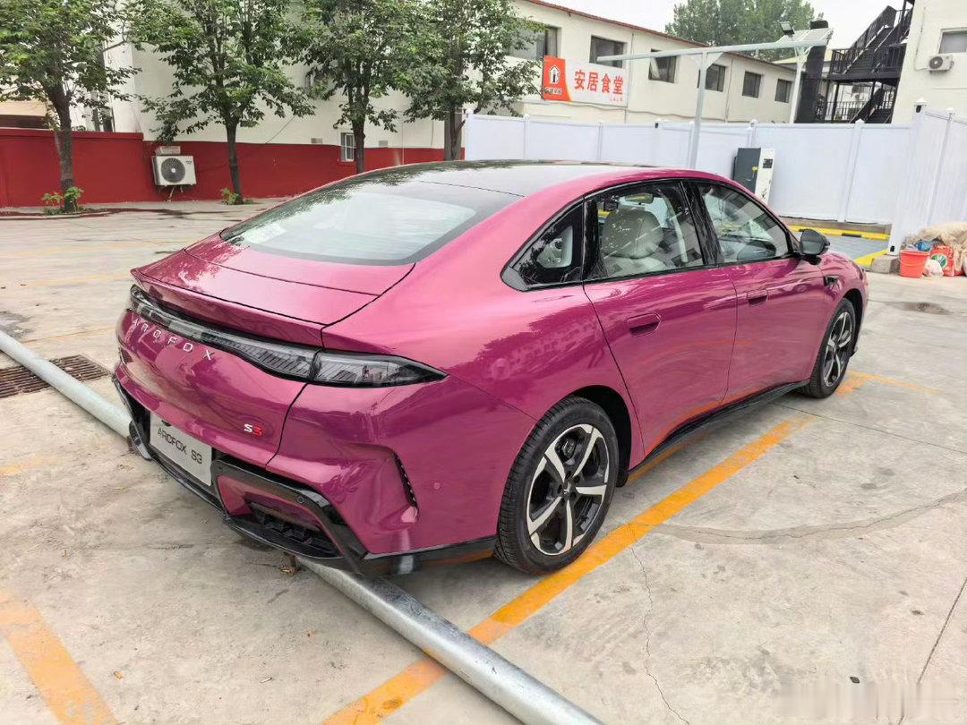 汽车便宜且能换电的中型车，极狐S35.98万元起。车长4.91米，空间贼大